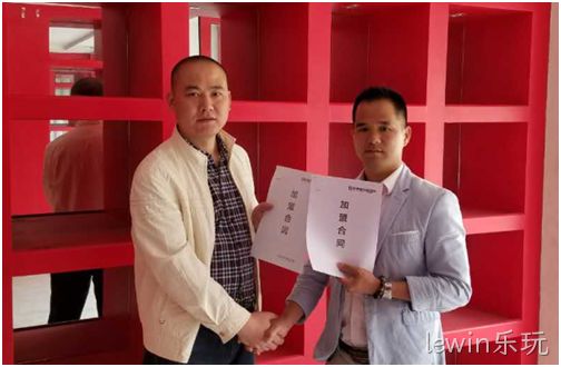 黑龙江哈尔滨市加盟商：任先生（左）/从事通信工程项目